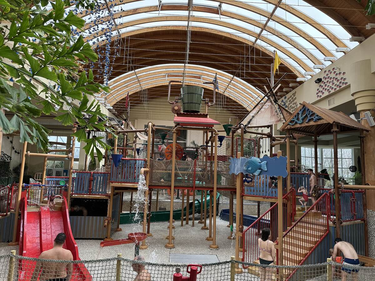 Overdekt speeltoestel met glijbanen in het zwemparadijs Aqua Mundo van Center Parcs