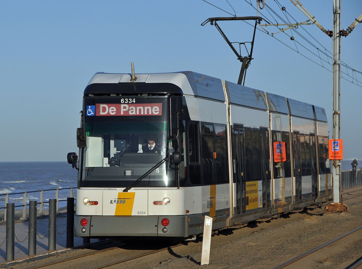De kusttram langs de zeedijk aan de Belgische kust
