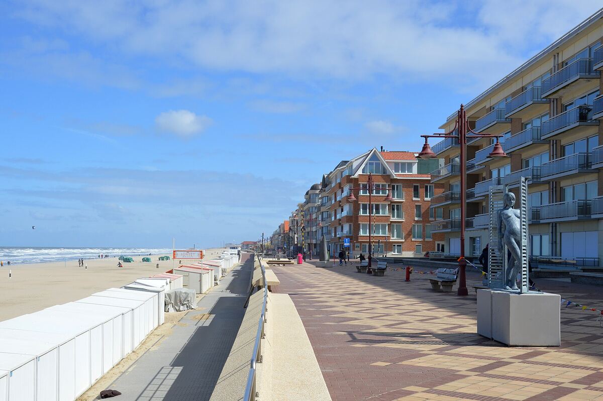 Strand en zeedijk van De Haan aan de Belgische kust