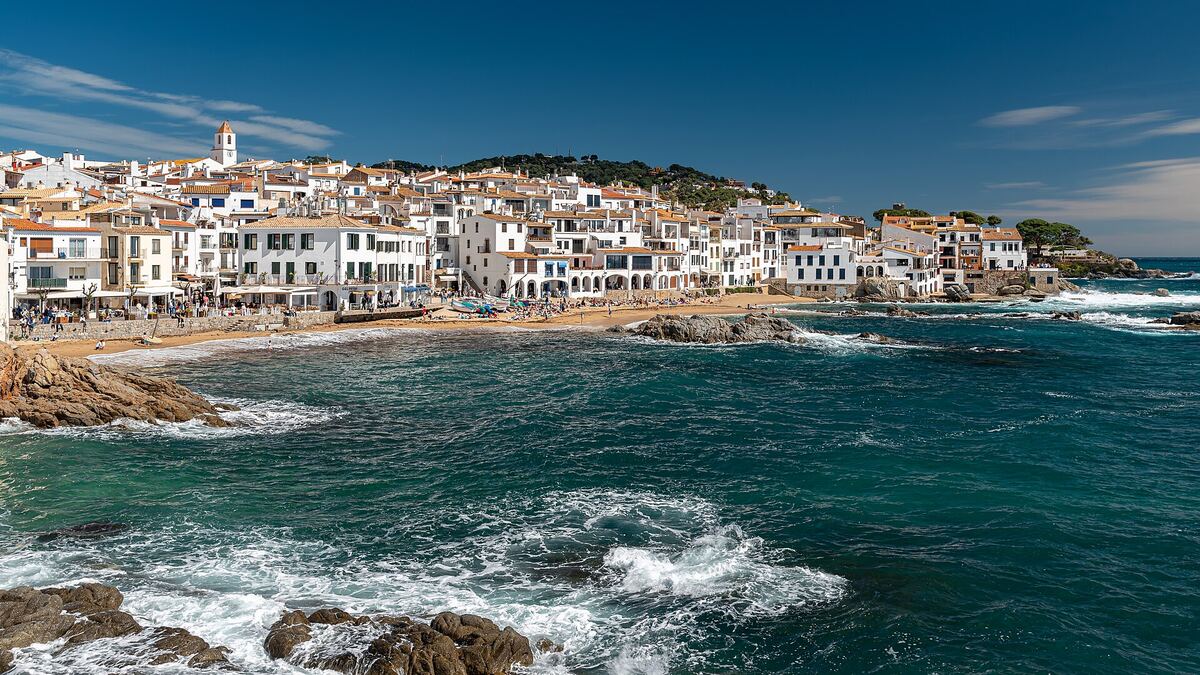 Witte huizen en rotsige kust bij Calella de Palafrugell aan de Costa Brava