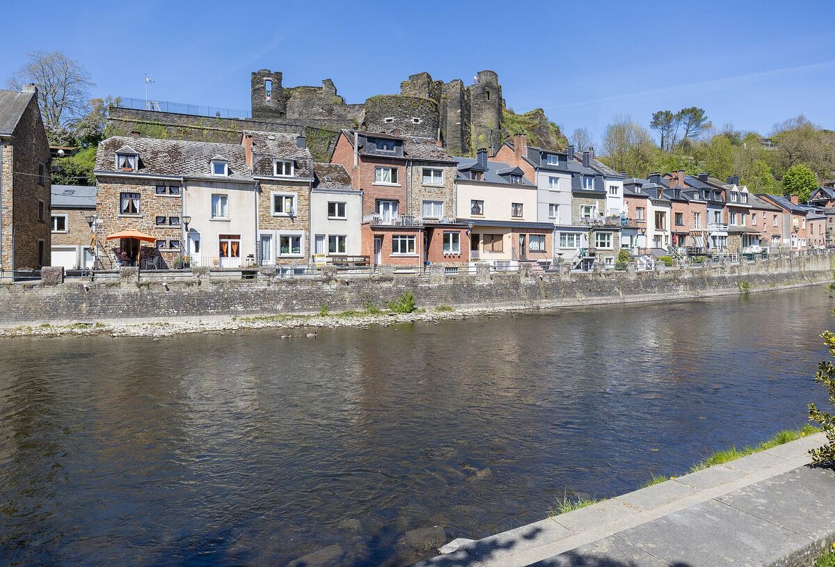 De rivier de Ourthe en de kasteelruïne van La Roche-en-Ardenne