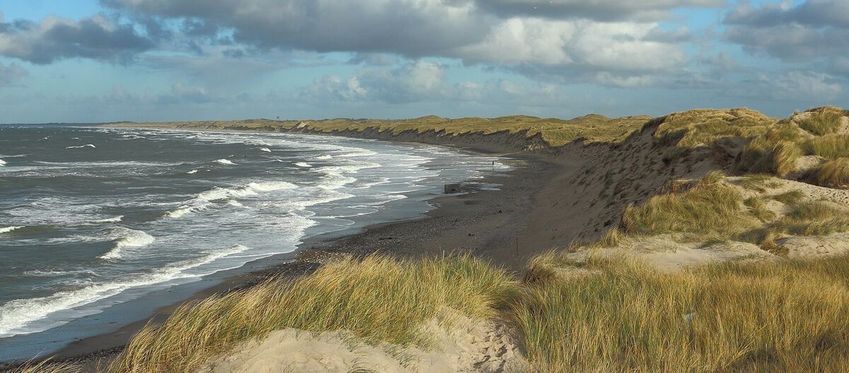 Brede branding en duinen aan de westkust van Jutland bij Nørre Vorupør