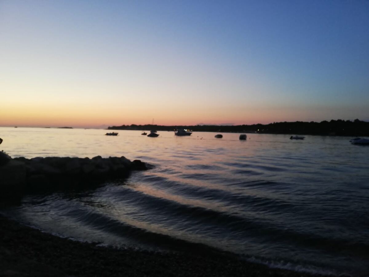 Avondlicht over de baai van Medulin