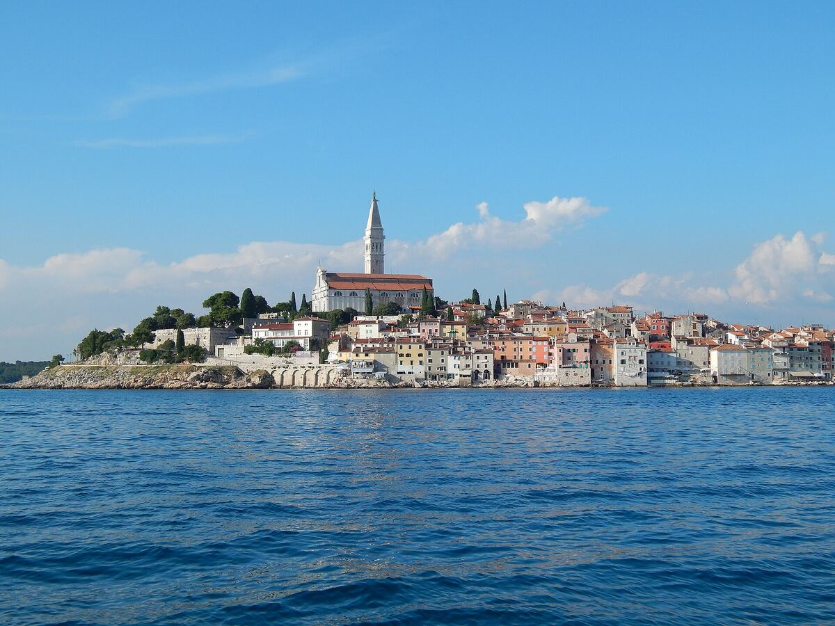 Het oude centrum van Rovinj in Istrië gezien vanaf zee