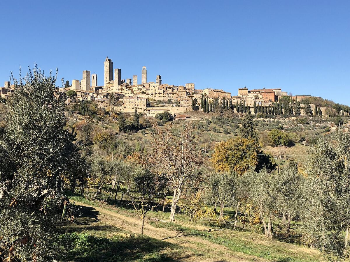 San Gimignano met zijn middeleeuwse torens boven het Toscaanse landschap