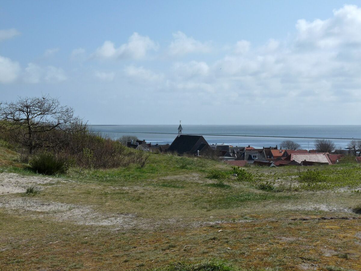 Uitzicht vanaf de duinen over West-Terschelling en de Waddenzee