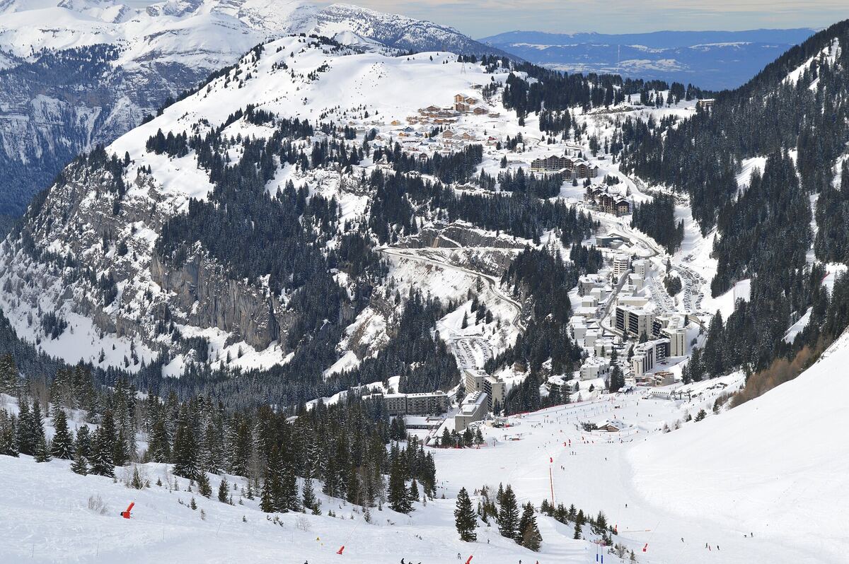 Overzicht van het skioord Flaine in een besneeuwde bergkom