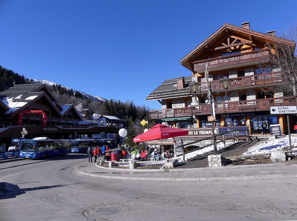 Besneeuwd skidorp Méribel-Centre met chalets en bergen op de achtergrond